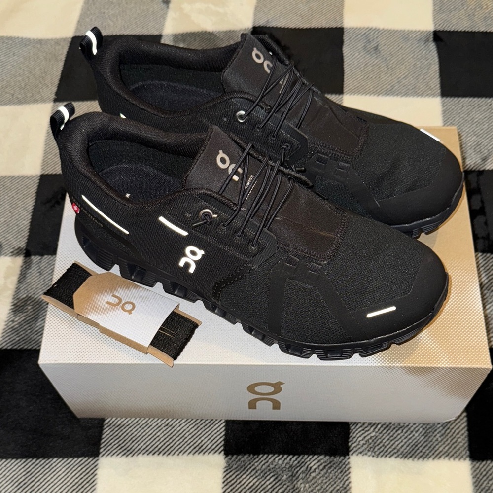 On Cloud 5 Waterproof Women’s Black Running Shoes Size 10